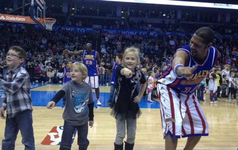Dylan Paul, băiețelul Nadiei Comăneci, s-a jucat cu baschetbaliștii de la Harlem Globetrotters