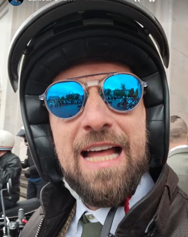 Cum a apărut Dani Oțil la parada motocicliștilor, în Capitală. Prezentatorul TV s-a filmat în ploaie și le-a arătat imaginile fanilor