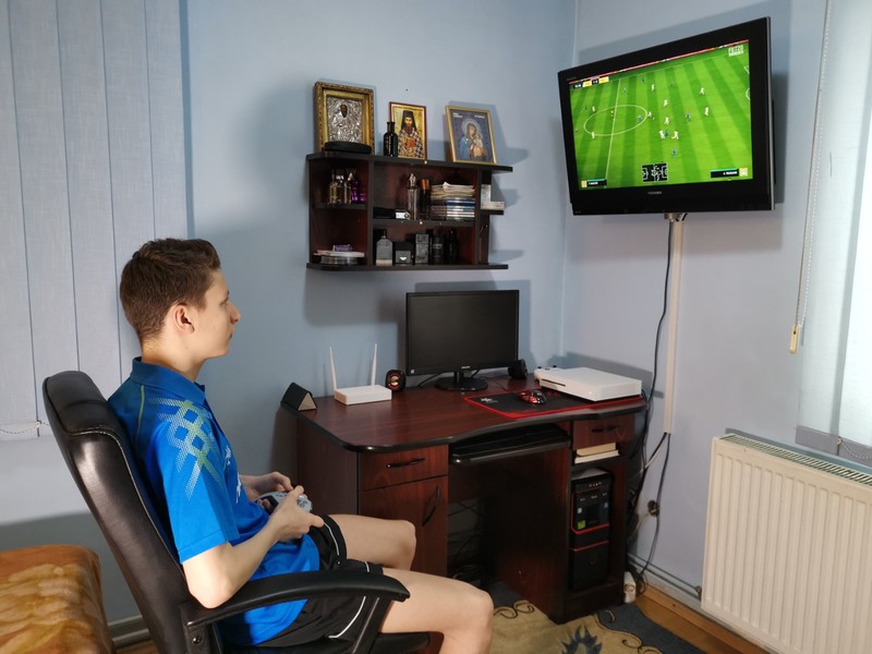Darius Movileanu joacă fotbal pe playstation FOTO: Sportsnet Group
