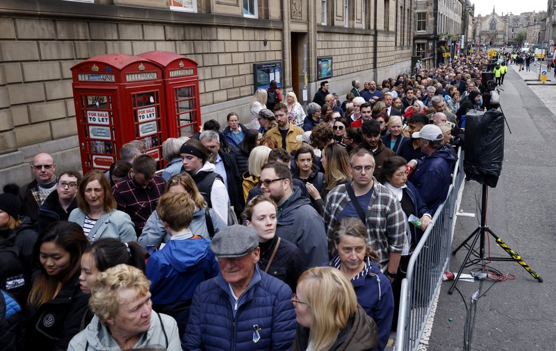 Cozi uriașe în fața Catedralei St. Giles din Edinburgh. Oamenii așteaptă să-și ia rămas-bun de la regina Elisabeta a II-a