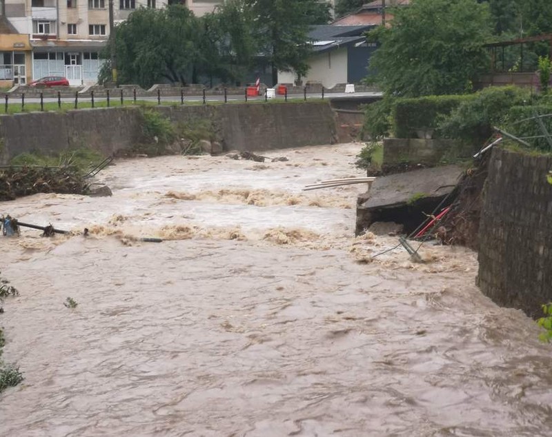 Inundații grave în mai multe județe din țară, după ploile torențiale. Sute de oameni sunt izolați din cauza viiturilor