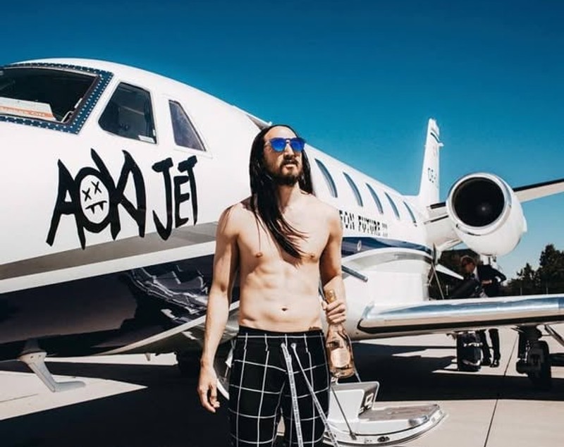 Cum arată avionul de 20 de milioane de euro al lui Steve Aoki. Artistul aterizează în România pe 21 martie 2025