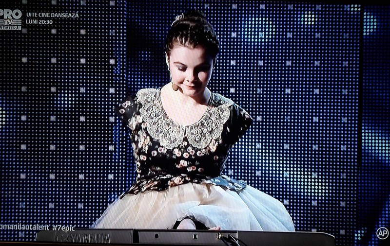VIDEO / Lorelai Moșneguțu, fata fară mâini care cântă la pian, a ajuns direct în semifinală la Românii au talent. Moment fără precedent în istoria concursului