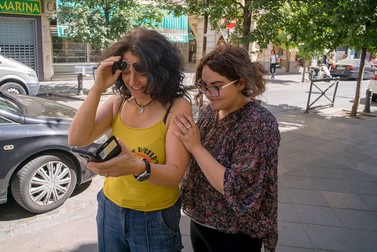 Sânziana și Oana pe străzile din Granada, Spania