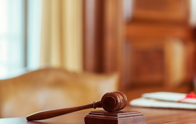 Judecătoarea din Suceava, acuzată că se droga și furniza informații despre percheziții și interceptări traficanților, a fost arestată