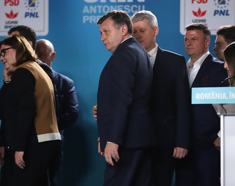 Acuzații interne de sabotaj electoral în Coaliția PSD-PNL-UDMR. Fețe triste și optimism rezervat în echipa lui Crin Antonescu REPORTAJ