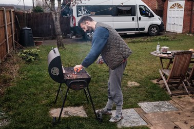Dudu face hamburgeri în curtea casei din Ruislip, o suburbie a Londrei
