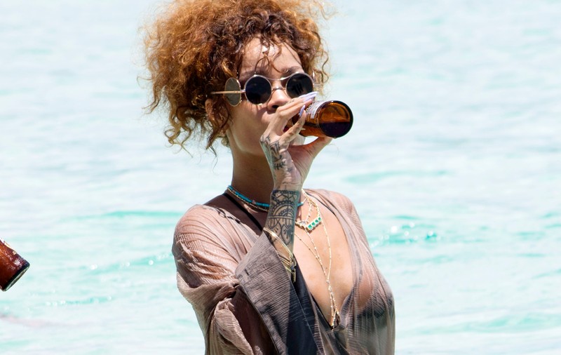 Rihanna a căzut în patima alcoolului? Artista este surprinsă tot mai des cu sticla la gură