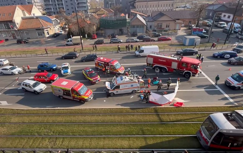 Trei răniți în Oradea după ce o ambulanță care transporta un pacient a fost lovită de o mașină și s-a răsturnat