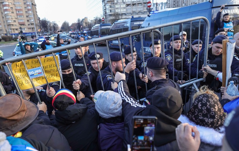 O femeie s-a infiltrat în protestul pro-Georgescu și a afișat mesajul „NU GEORGESCU”