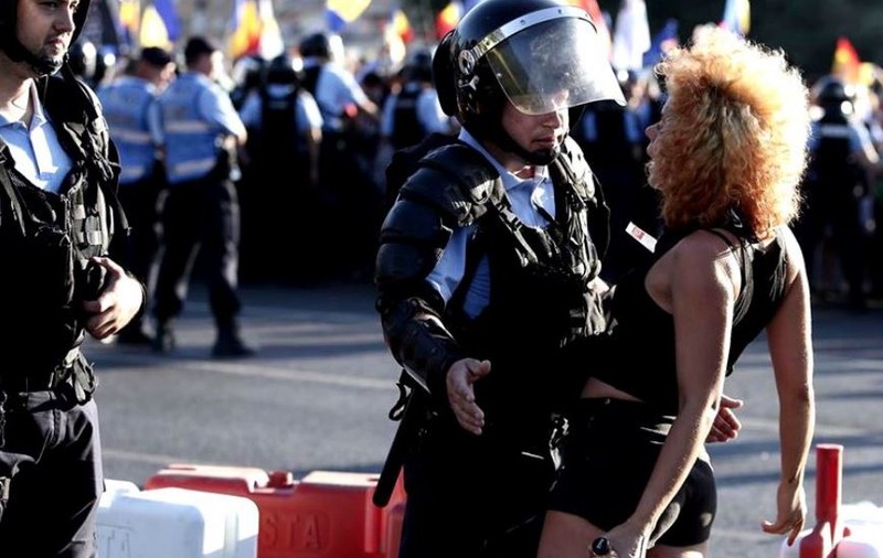 EXCLUSIV/Am găsit-o pe tânăra care a înfruntat un jandarm la protestele din 10 august, iar poza cu ea a ajuns pe Euronews! ”Sunt timidă, dar dacă văd o nedreptate, iau atitudine”