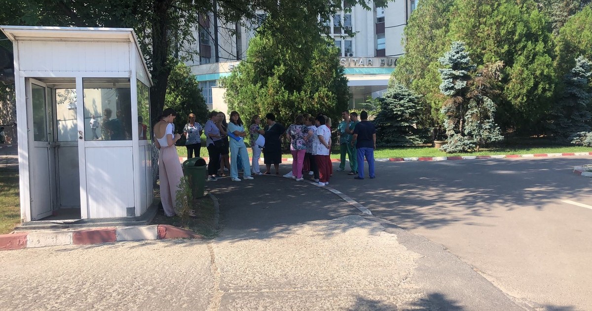 Cativa angajati SUUB protesteaza