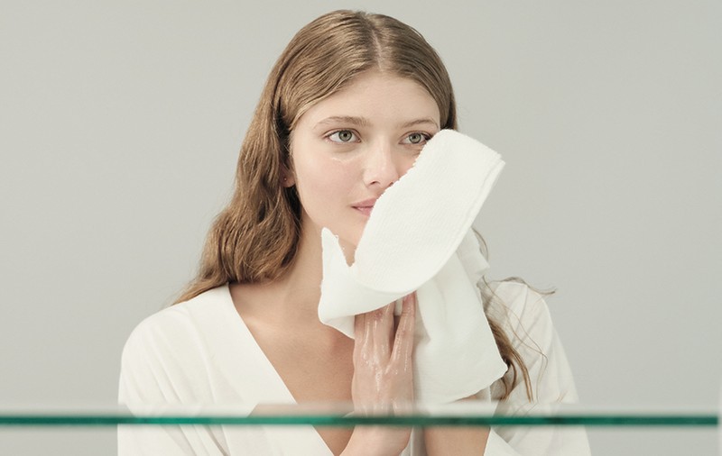 Produsul pe care trebuie să îl ai în rutina zilnică de îngrijire. Află cum te poate ajuta să ai pielea luminoasă și cu aspect tânăr la orice vârstă