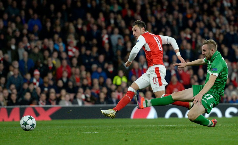 Mesut Oezil a semnat un hattrick. EPA/WILL OLIVER