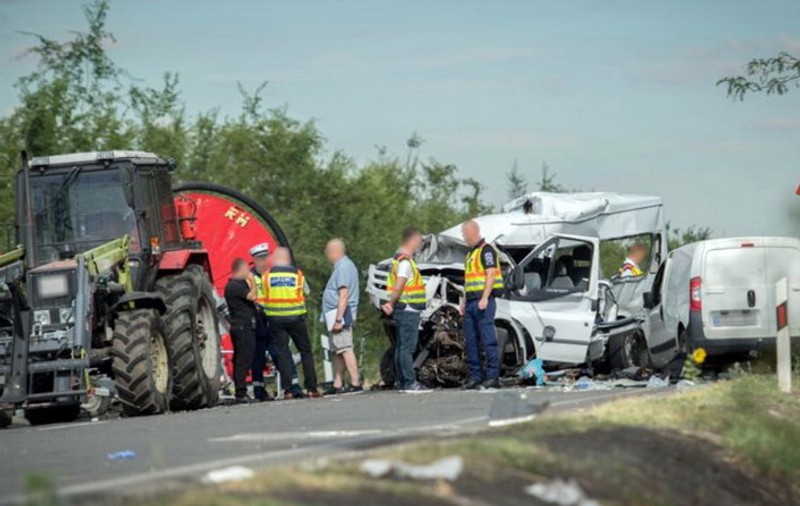 Microbuz din România, implicat într-un accident cu un tractor și o dubă în Ungaria. Sunt 2 morți și 9 răniți