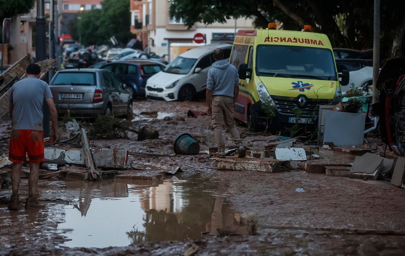 Peste 100 de oameni au murit în Spania în urma inundațiilor. Multe comunități sunt complet izolate | VIDEO