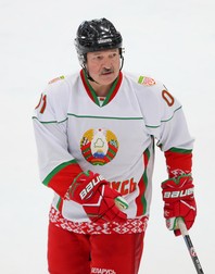 Președintele Belarus Alexandr Lukașeko ignoră pandemia de coronavirus și joacă hochei FOTO: EPA-EFE/ANDREI POKUMEIKO / POOL