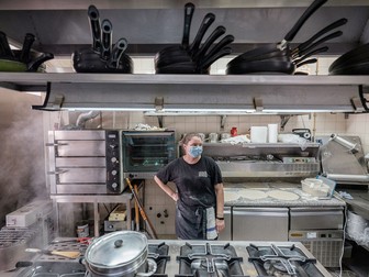 Rocsana Oșan, în bucătăria restaurantului ei din Lagos, Portugalia