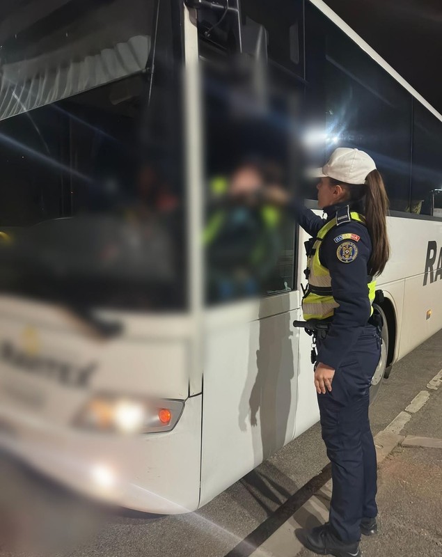 Sute de șoferi români de TIR, prinși cu „magnetul” și „telecomanda” la tahograf, într-o săptămână