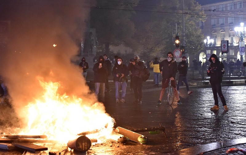 Violențe în mai multe orașe din Italia, la protestele față de măsurile anti-COVID