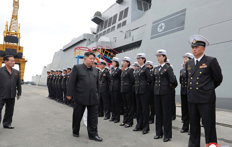Kim Jong-un a inspectat noua sa navă de război, un distrugător de 5.000 de tone echipat cu rachete nucleare