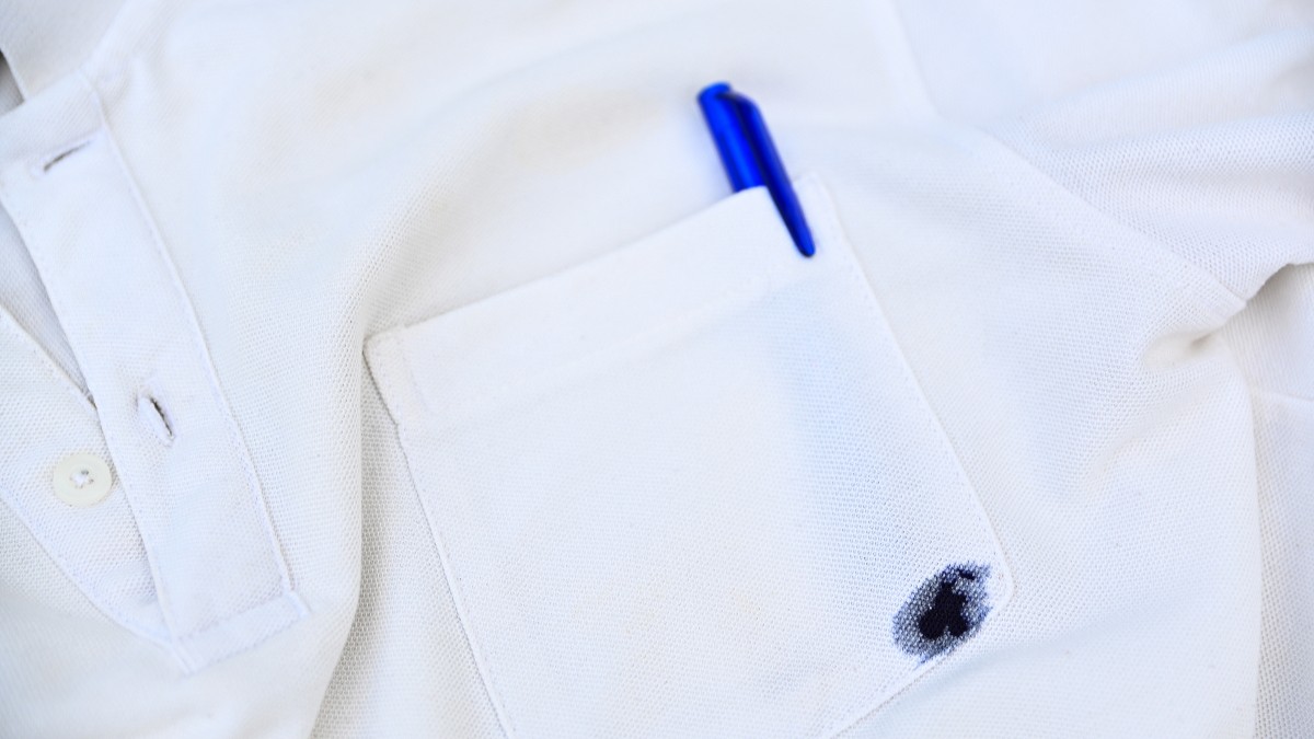 Un tricou alb pătat de pix