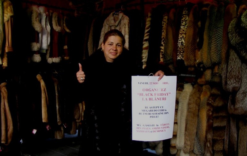 N-ai să crezi ce au făcut pentru BLACK FRIDAY vânzătorii de blănuri dintr-un târg!