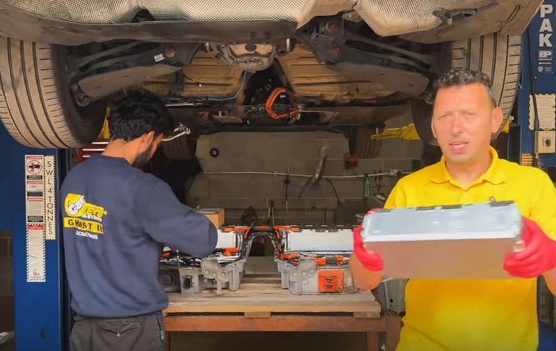 Un mecanic român a reparat bateria unui BMW 330e plug-in hibrid de 10 ori mai ieftin decât ceruse dealerul oficial