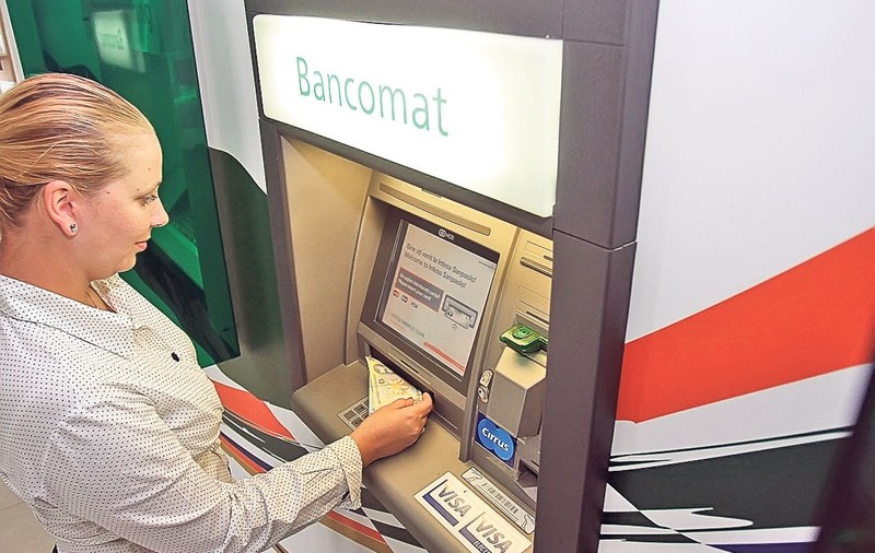 Clienţii băncilor se plâng că sunt «jupuiţi» prin comisioane