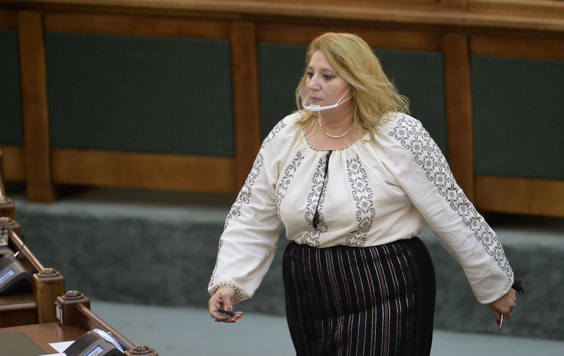 Diana Șoșoacă către Cîțu: „Dacă dumneavoastră sunteți Superman eu sunt Xena, prințesa războinică”