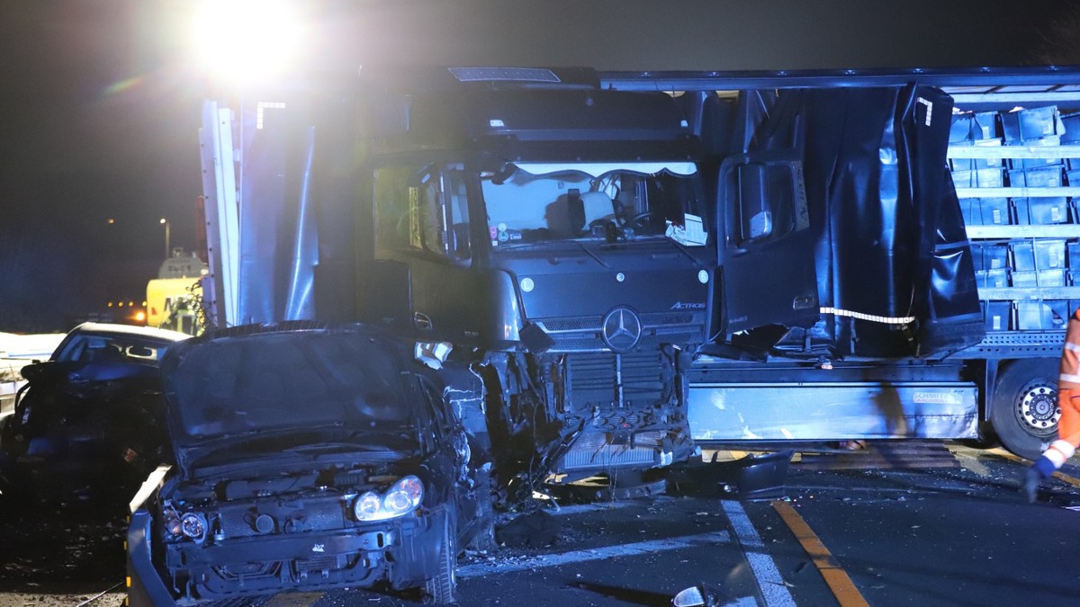 Mașini distruse pe autostradă