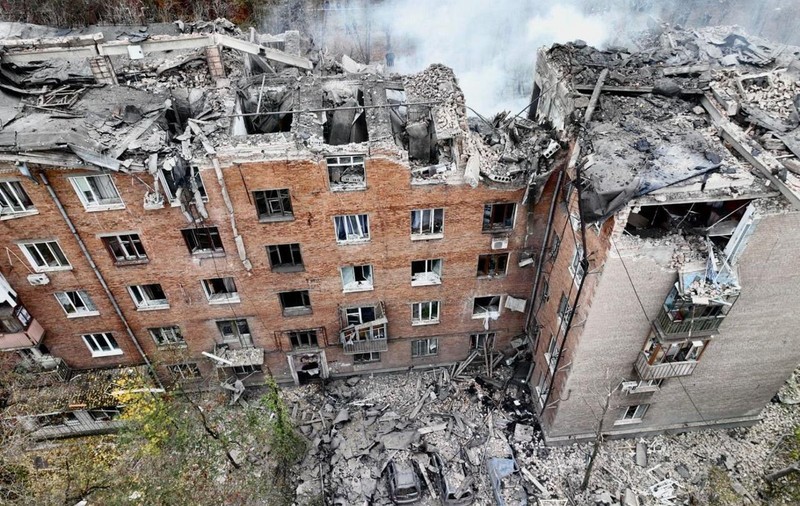 Rusia terorizează Ucraina cu opt bombardiere: bloc de locuințe, lovit de o rachetă balistică. Cel puțin șase morți în alte atacuri. Reacția lui Zelenski