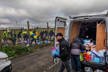 Localnicii le-au adus mâncare șoferilor blocați în Kent FOTO: Profimedia