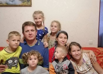 Evghenii și familia din Zaporojie. Foto: Salvați Copiii Suceava