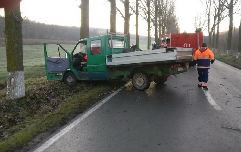 Un bărbat a fost strivit de propria dubă! Tânărul de 35 de ani intrase sub maşină pentru a o repara