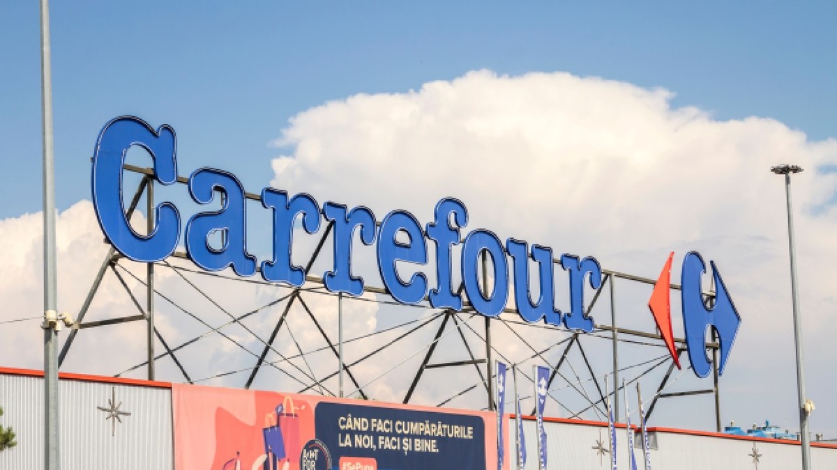 București, România – 13 iunie 2021: Logo-ul lanțului francez de magazine Carrefour, în București.