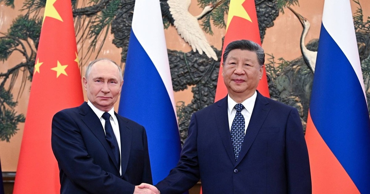 Vladimir Putin (stânga) și Xi Jinping dau mâna în timpul unei întrevederi bilaterale Foto: Profimedia