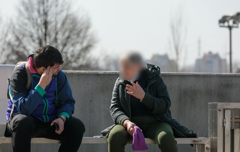 Corespondență din Cracovia. Mărturia bunicii rusoaice scăpate din Mariupol: „După săptămâni de asediu, un proiectil GRAD mi-a căzut în fântână. Mi-am luat nepoata și am plecat”