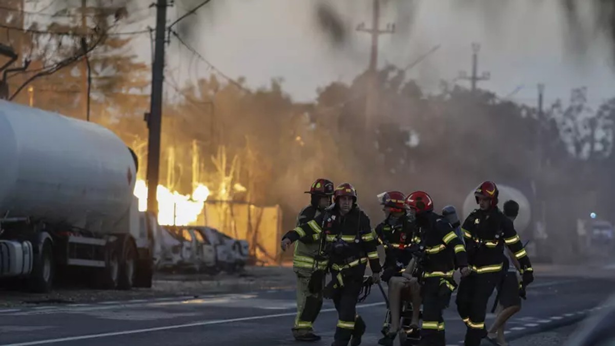 Pompieri intervenind la incendiul provocat de exploziile de la stația GPL din Crevedia Foto Inquam Photos / Octav Ganea