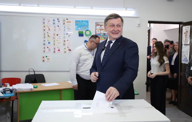 Crin Antonescu a lăudat prezența la vot a românilor, după ce a mers la urne alături de soția și fiica sa