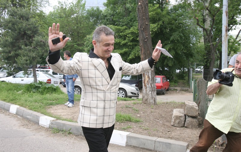 Belo l-a desfiinţat pe Gigi în presa din Serbia