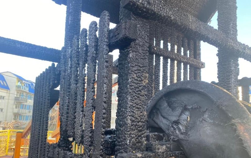 Un loc de joacă nou dintr-un cartier din Focșani a fost incendiat