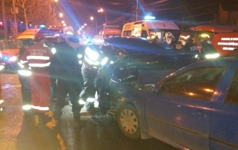 UPDATE/Carambol la semafor, aseară, în zona Băneasa. O persoană a murit, trei sunt grav rănite