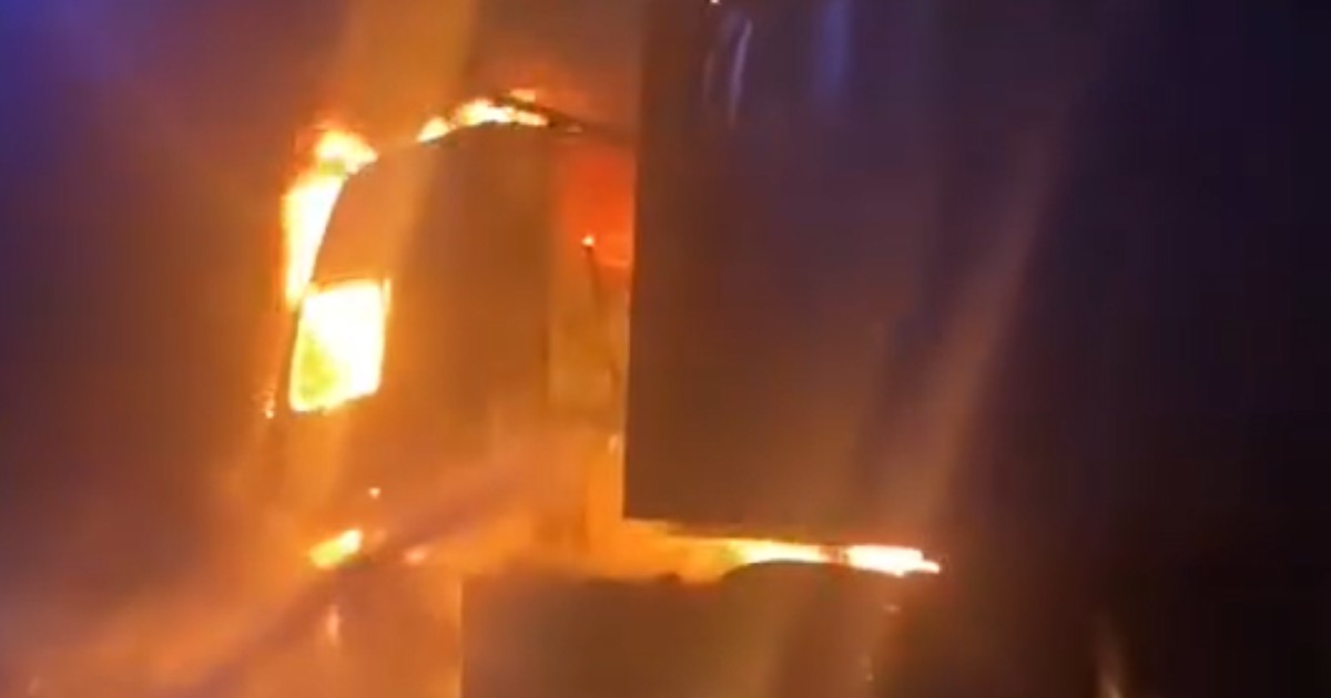Imagine cu cabina unui TIR care a fost cuprinsă de flăcări pe o șosea din Mehedinți.