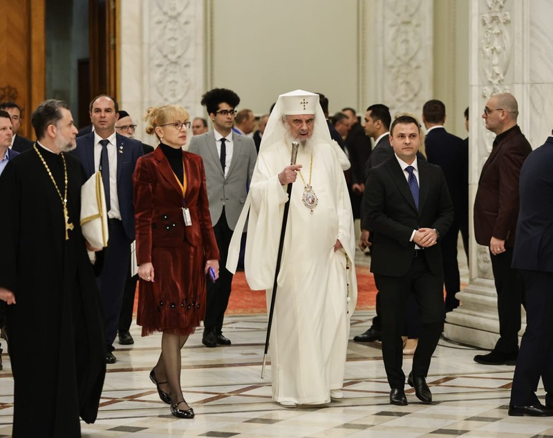 Nicușor Dan arată încă din prima zi că va fi președinte-jucător. Detalii surprinse la ceremonia de învestire: de la buna-dispoziție a lui Băsescu la încolonarea clasei politice | Reportaj