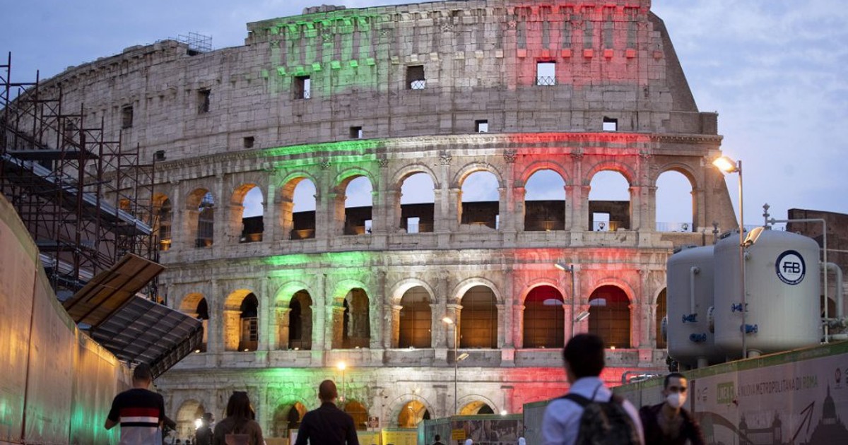 Harta românilor din Italia. Unde trăiesc cei mai mulți conaționali de-ai noștri. Colosseumul din Roma și oameni pe lângă el