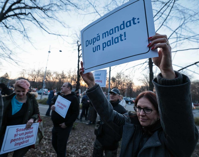 Protest AUR în fața imobilului din Aviatorilor renovat în secret pentru 7 milioane de euro: „După mandat, un palat”