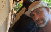 Dragoș Bucur la țară, în satul Moșteni-Greci din județul Argeș | Foto: Facebook - Buruii la țară