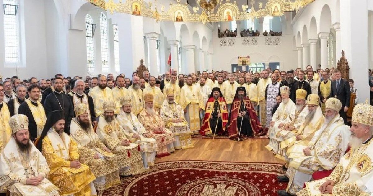 Mai mulți preoți așezați în semicerc, într-o Biserică din Marea Britanie
