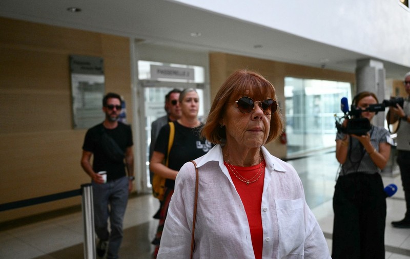Femeia drogată de soț și violată de peste 70 de bărbați a cerut ca procesul să fie public și a depus mărturie: „M-au tratat ca pe un sac de gunoi”